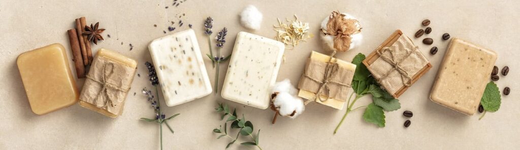 Savons naturels avec herbes aromatiques