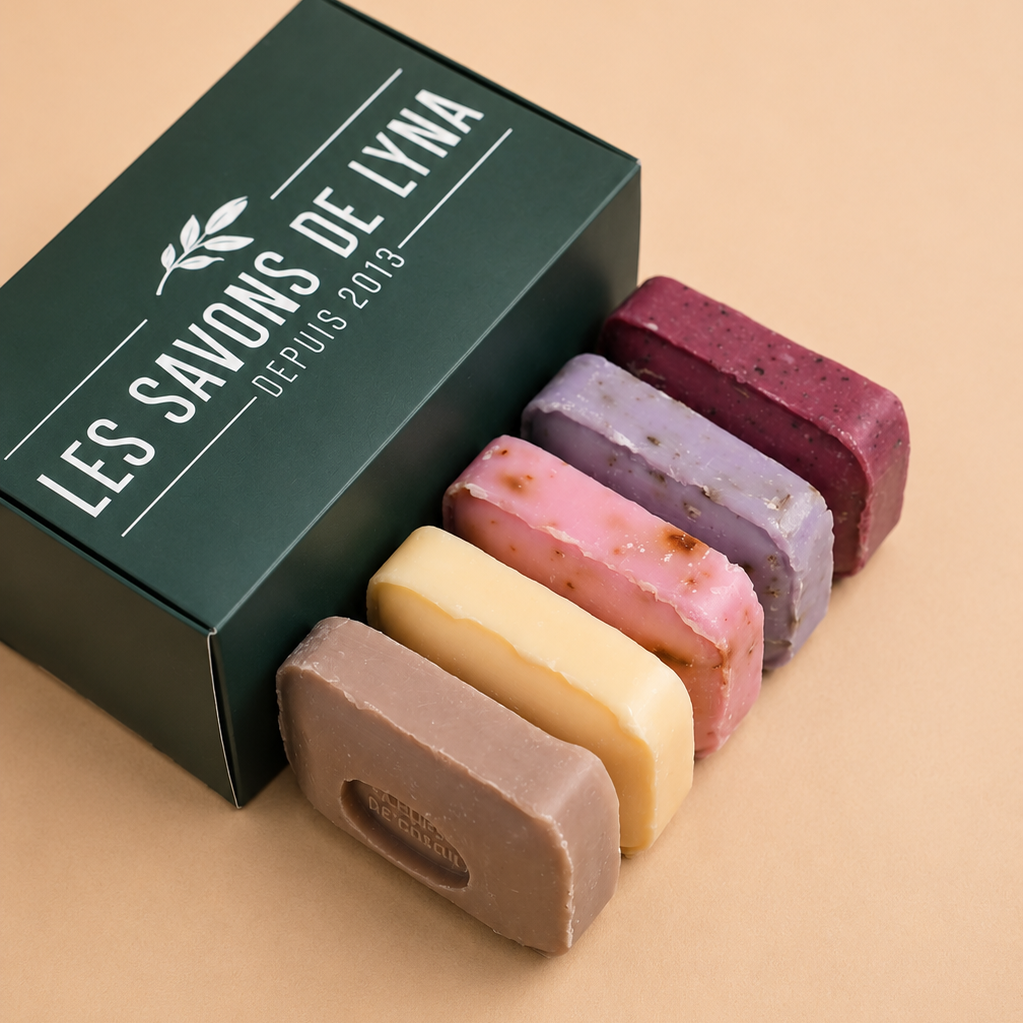 Coffret de six savonnettes parfumées au savon de Marseille des Savons de Lyna devant leur coffret vert